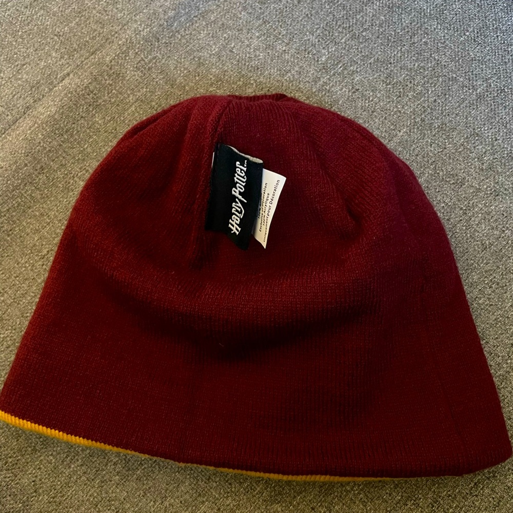 Griffindor Beanie- Reversible - Picture 5 of 8